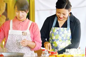 农村熬西红柿酱，春姐一次做几十瓶，浓郁无添加，炒菜拌面都很香视频封面