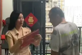 妈妈收到儿子博士录取通知书，开心得跺脚大笑：奖励一台宝马5系视频封面