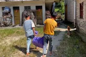 50斤大米太碎了，不知道老人自己吃，还是拿来喂鸡？