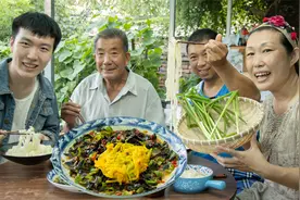 二伏吃面条，会成自制1盘黄花菜酱，现吃现摘，一口下去真过瘾