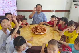 11个孙子放暑假了，爷爷盐焗了一脸盆大虾，孩子们吃得可热闹了