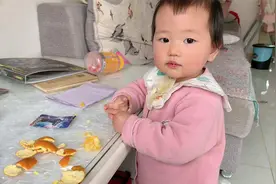 一岁宝宝太聪明了，竟然知道把垃圾扔垃圾桶，这种小孩真讨人喜欢视频封面