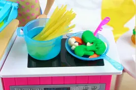 小女孩喜欢的芭比公主玩偶玩具，卡通公主过家家厨房做饭的游戏视频封面