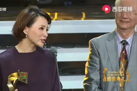 董卿获奖感言太赞：没有在长夜痛哭过的人，不足以谈人生！视频封面