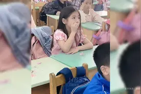 老师教室偶拍一幕，入镜的小女孩美得让人挪不开眼视频封面