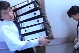 望夫：周星驰不小心撞到关小姐丢了工作，怎料两人又在电梯相遇视频封面