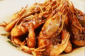 「老头儿油爆虾」这样做才对，外脆里嫩，酱汁美味，就怕你学不会