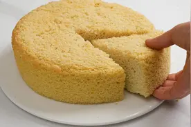不用面粉，不用泡打粉也可以做出蓬松湿润的蛋糕，非常简单