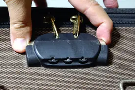 行李箱的密码锁打不开了？教你一招，分分钟就破解，太实用了视频封面