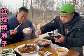 一个猪肘子3斤多，烧1个小时做“红烧猪肘子”，软烂脱骨下饭真香