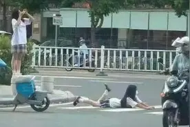 广东俩学生妹斑马线上拍照,坐卧爬行十分危险，网友：安全吗？视频封面