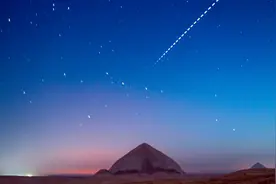 两大古老文明跨时空的对话！中国空间站飞过埃及弯曲金字塔视频封面