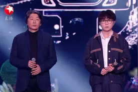 梦圆东方：老狼毛不易默契演唱《虎口脱险》，舒缓旋律直击人心视频封面