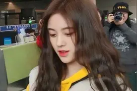 鞠婧祎的男保镖真让人羡慕，看清手放的位置，人人为我我为人人！