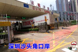 实拍深圳沙头角口岸，从深圳拉货去香港的大车排起了长队视频封面