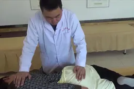 急性腰扭伤 闪腰岔气的正确按摩手法示范 早看早受益