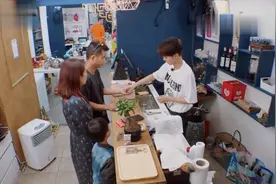 餐厅生意火爆，王俊凯偶遇最小粉丝，小螃蟹的队伍真的越来越强大视频封面