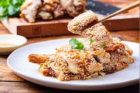 广东大厨教你做芝麻吊烧鸡，皮脆肉嫩！