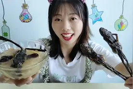 美食开箱：妹子吃“银耳炖雪蛤”，美容养颜营养高，大口喝滋味甜视频封面