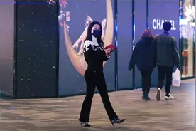 毛衣搭配小喇叭裤高跟鞋，神秘优雅显身材，气质美女穿裤装也很美视频封面
