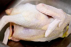 最近这样吃鸡特别火，做法简单一腌一焗就开吃，鲜香入味