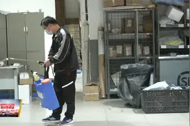 受部分区域疫情防控及交通管制 西安多家快递公司寄送业务暂缓视频封面