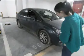 无德美女停车经常占用两个车位，小区保安很无奈。小伙却夸她优秀视频封面