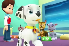 汪汪队等莱德给它们带来冰棒，没想到冰棒被毛毛吃光了视频封面