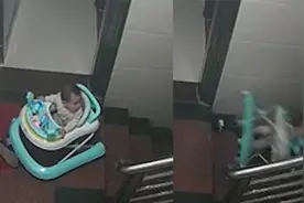 揪心！广东1岁大的宝宝无人看管独自坐学步车内，不慎从楼梯摔下视频封面