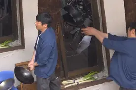 47岁男演员片场徒手砸玻璃！手臂划开几道伤痕，血流不止表情淡然视频封面