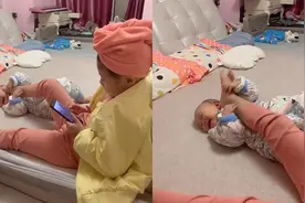 逗娃神器！姐姐一边玩手机一边用脚逗弟弟开心，妈妈：够敷衍的