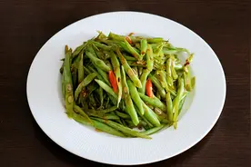女神爱下厨之素炒扁豆丝，扁豆换个切法易熟还脆，朋友们赞不绝口视频封面