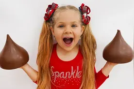 小女孩把美味的巧克力分享给哥哥，好东西小朋友们要学会分享哦~