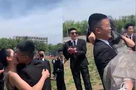 男生拍毕业照当天求婚，全班同学神助攻！网友：祝福！