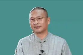 十年前老人因抢劫罪入狱，出狱后他再犯。把监狱当成养老院？视频封面