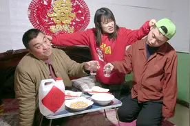 二货劝架只为骗吃骗喝，酒足饭饱后却坑惨小伙，全程爆笑不断视频封面