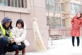 情景剧：妹妹找哥哥要买手机，结果看到当环卫工的哥哥妹妹感动了视频封面