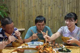 每次买东西回家，爸妈嘴里都会说着贵，但内心里却是开心的！