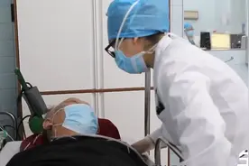 70岁老人突发急性脑梗，却不接受治疗，医生一招将其治服视频封面