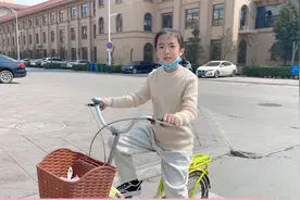 畅畅学骑自行车，又是窜沟又是撞台阶笑晕妈妈，最后总算学会了视频封面