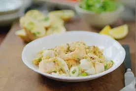 学会制做白酱就能掌控多种美味！白酱混搭出的奶酥海鲜派，好丰富