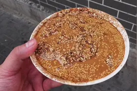 天津地道传统早点面茶，6元一碗双层料，很多人都不知道要怎么吃