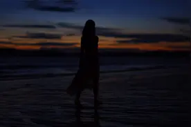 高清视频素材：女生 背影 慢镜头特写 “我想见你，不远万里”视频封面