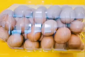 家里的空油桶千万别扔了，用它装鸡蛋，携带方便特别实用视频封面