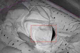 上海一宝宝遭被子蒙脸近2分钟，宝妈监控发现忙打电话叫醒老公视频封面