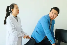 小伙打针没想到遇到个近视眼女医生，打针过程太逗了，全程爆笑视频封面