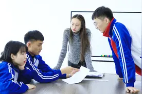 数学老师发试卷，学生成绩差说是体育老师教的，体育老师做错了啥视频封面