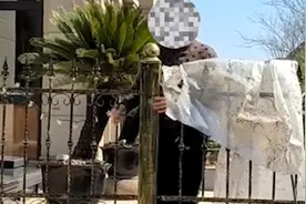 大妈强行在邻居院里种菜还辱骂租户：这房子你买的啊？视频封面