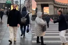 男子街头全程倒着走，姿势怪异引人瞩目，网友：咋还顺拐啦？视频封面