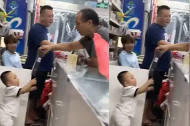 爸爸收银时儿子偷偷拿一整条烟送给顾客，网友乐翻：小老板格局大视频封面